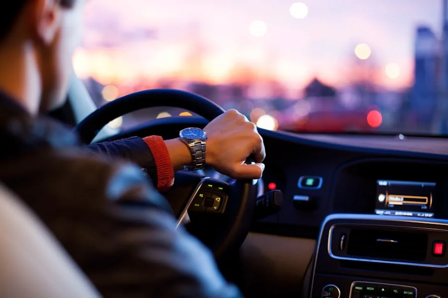 Chauffeur privé au volant d’une berline