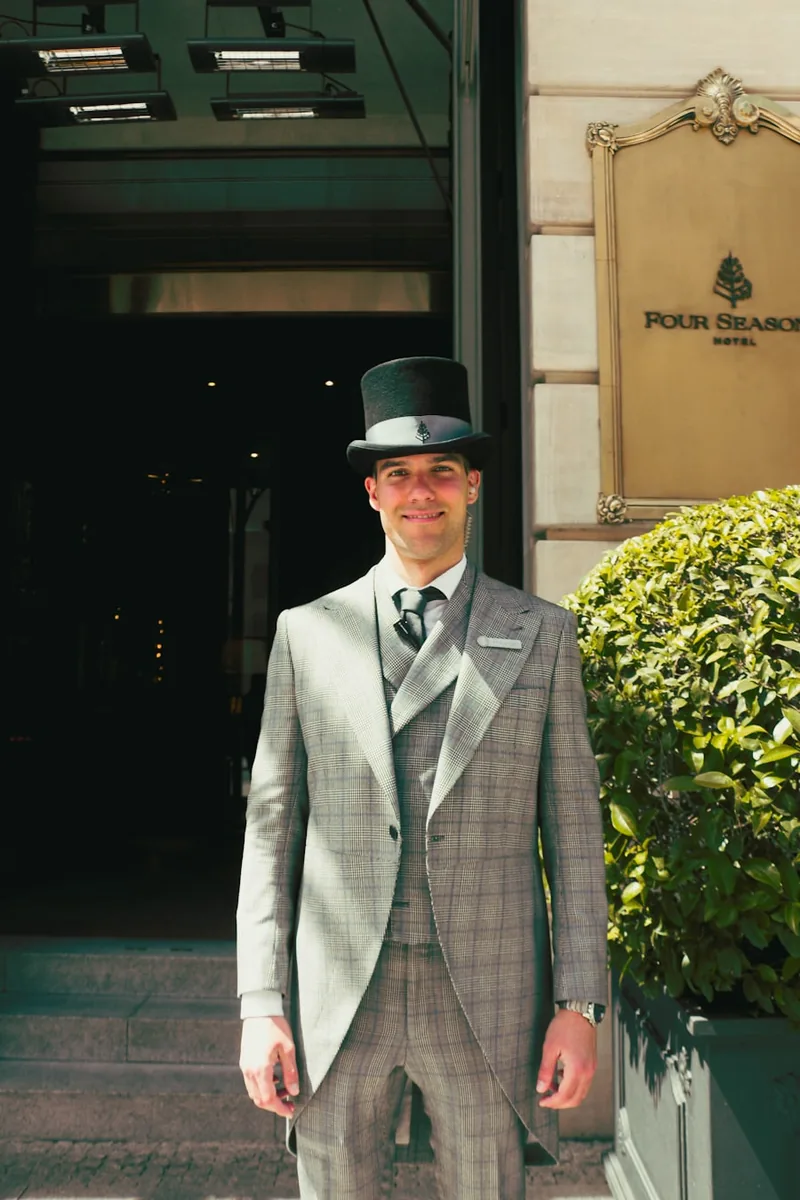 Portier de conciergerie devant un hôtel de luxe