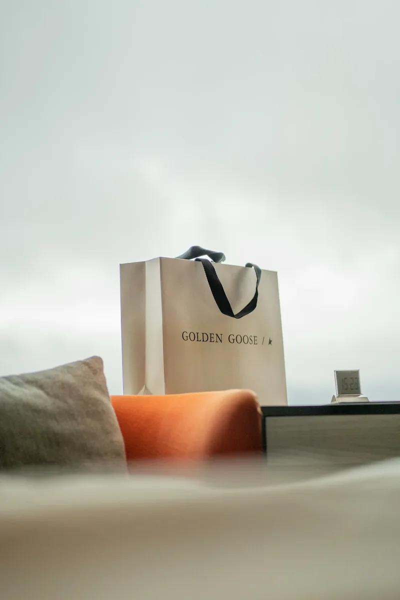 Sac de boutique de luxe récupéré et livré