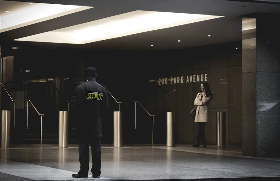 Agent de sécurité assurant la surveillance d’un immeuble de prestige