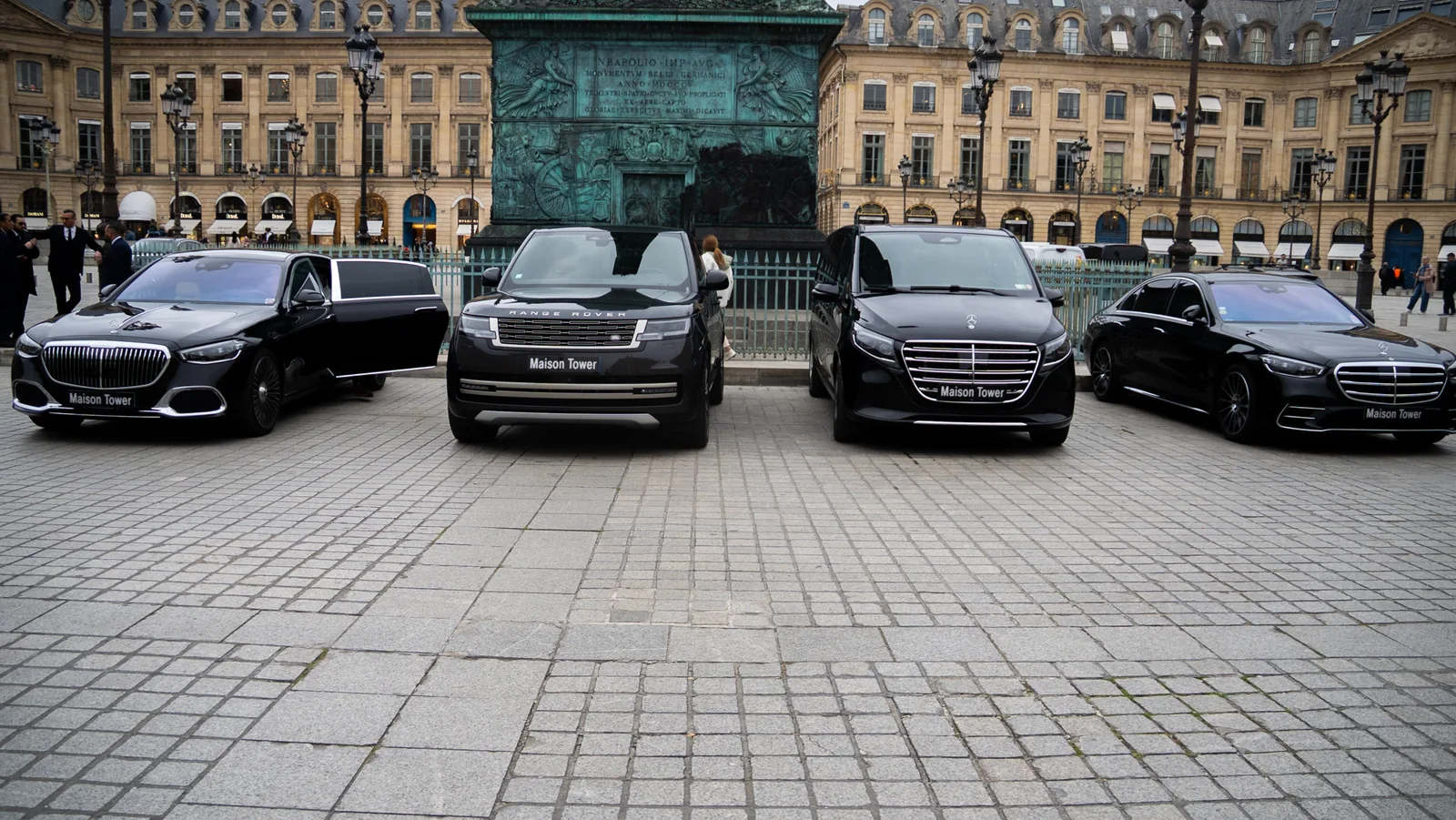 La flotte de véhicules de prestige Maison Tower Paris alignée Place Vendôme